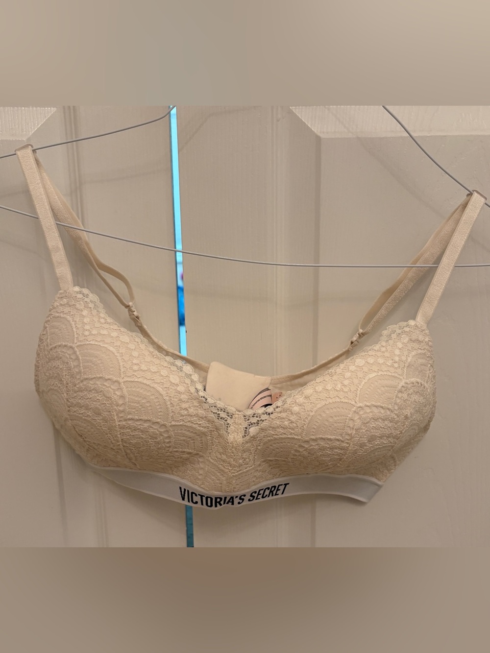 Victoria's Secret Cream Lace Bra with Signature Band NWT